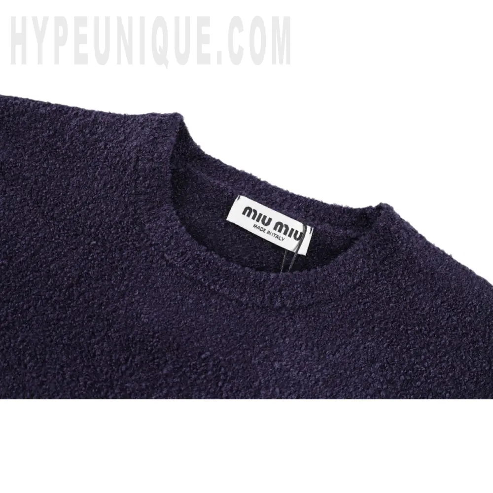 Close-up of the collar detail