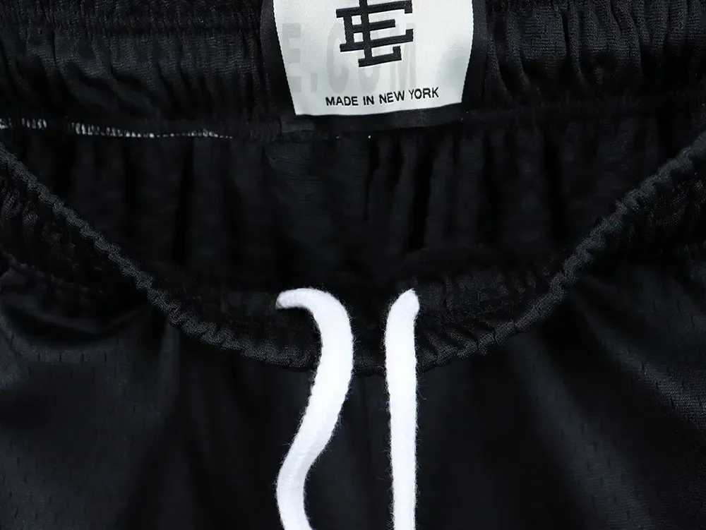Elastic waistband detail image of the pants