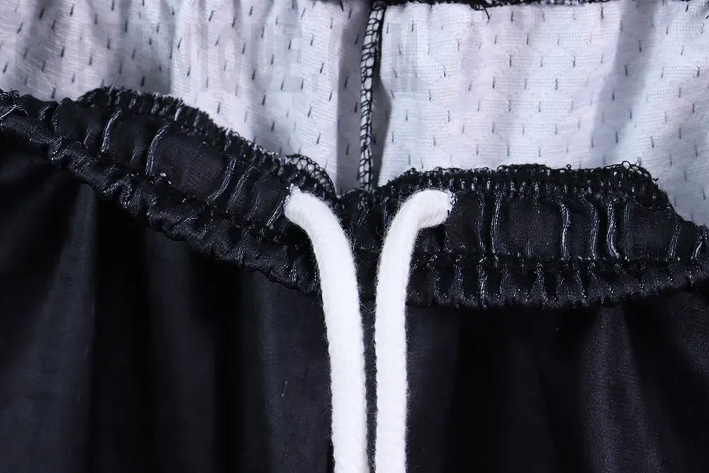Elastic waistband detail image of the pants