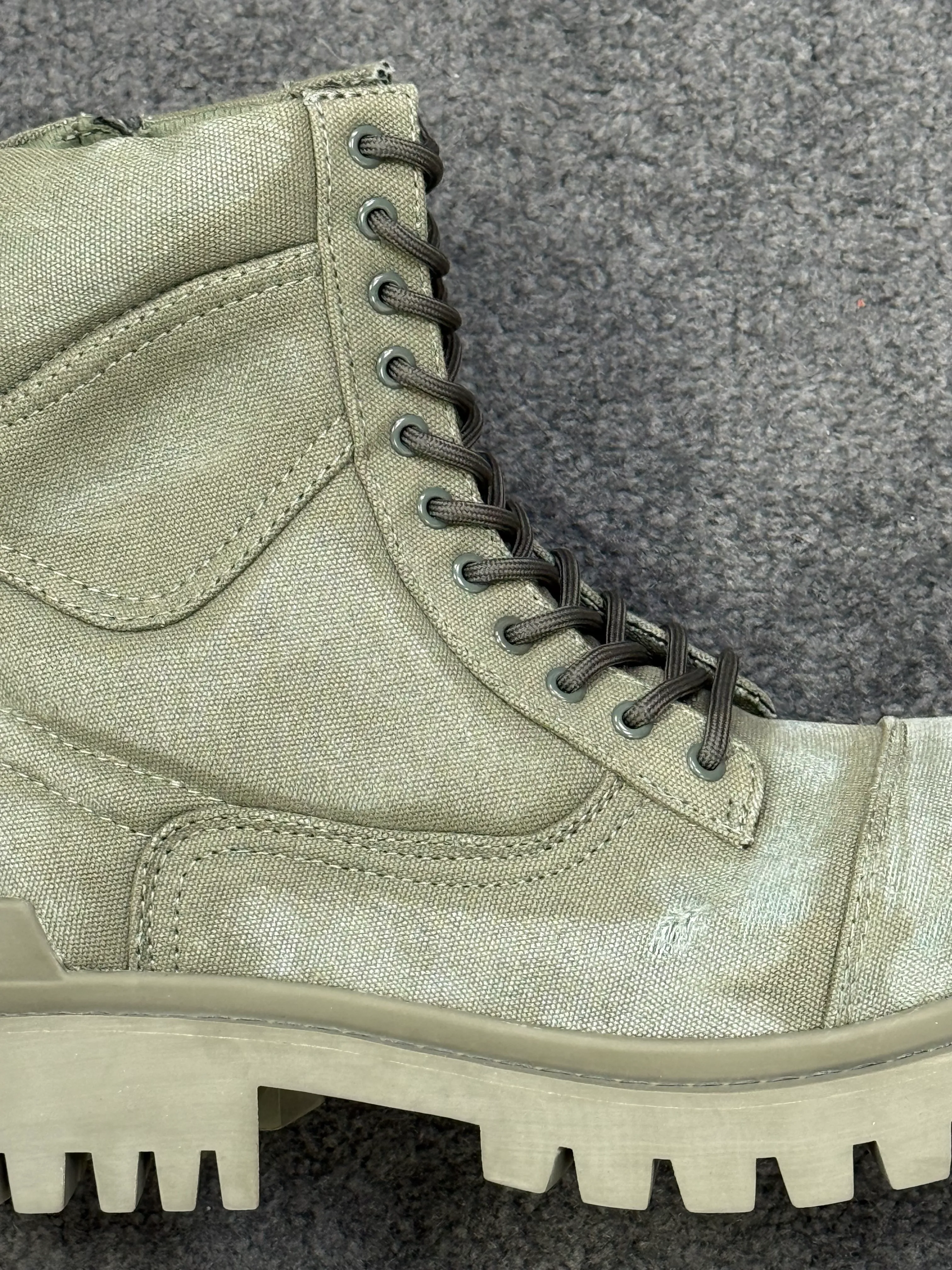 Side Logo Detail