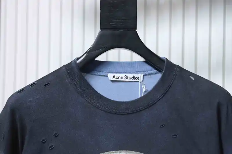 Neckline