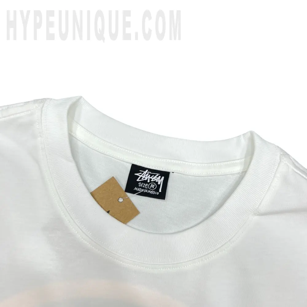 Close-up of the collar detail