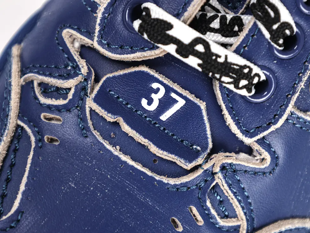 Size logo design on the toe