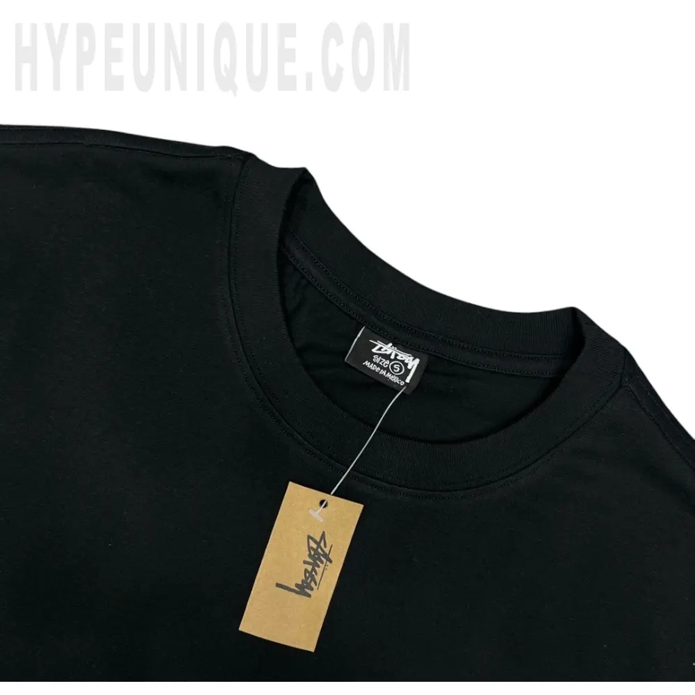 Close-up of the collar detail