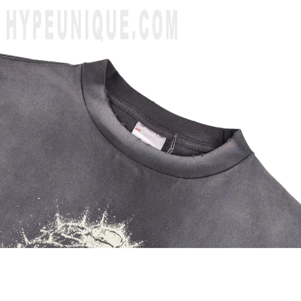 Close-up of the collar detail