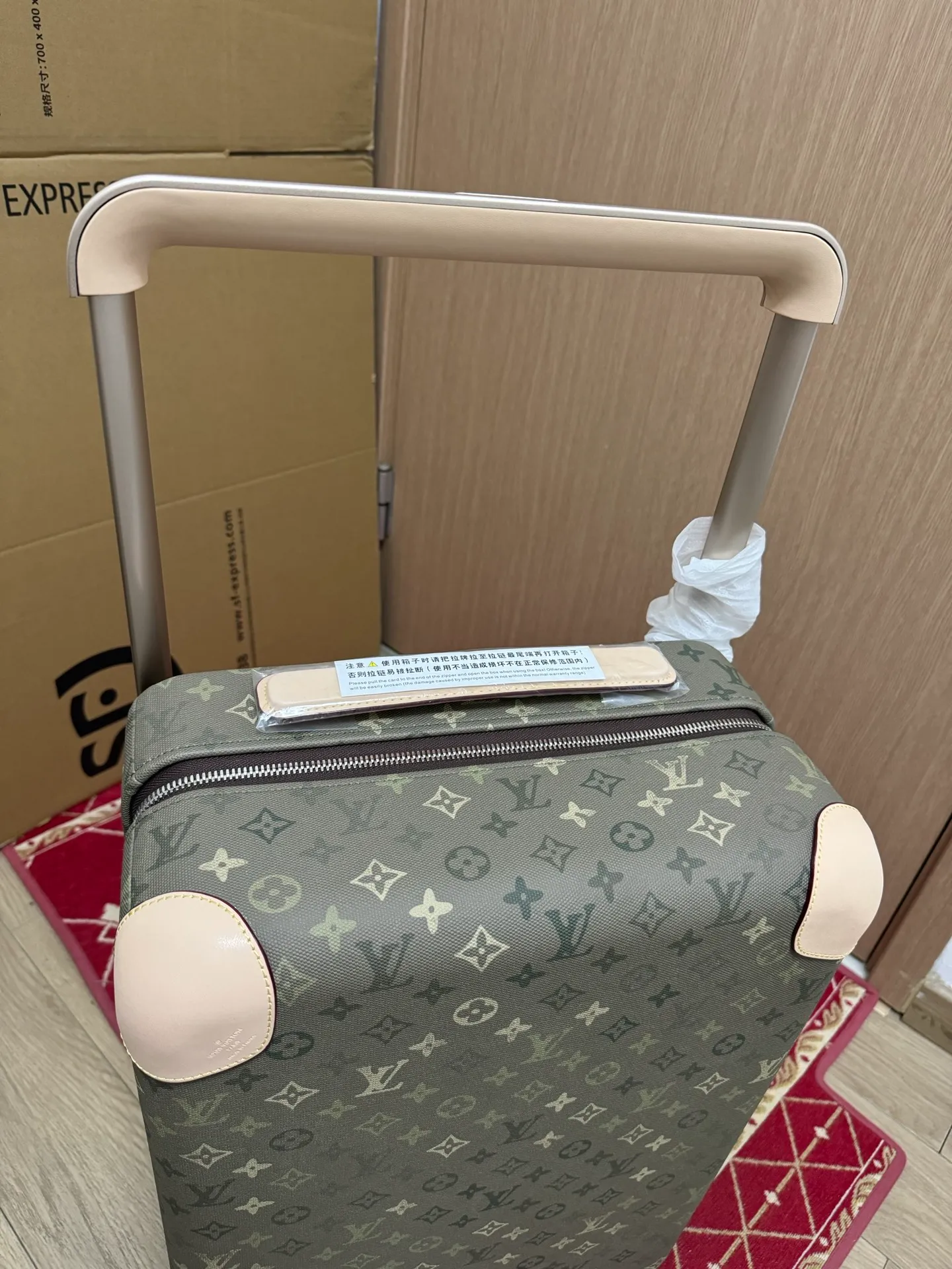 Monogram Khaki Green Horizon Rolling Carry-On Suitcase Top Handle And Telescopic Handle Detail
