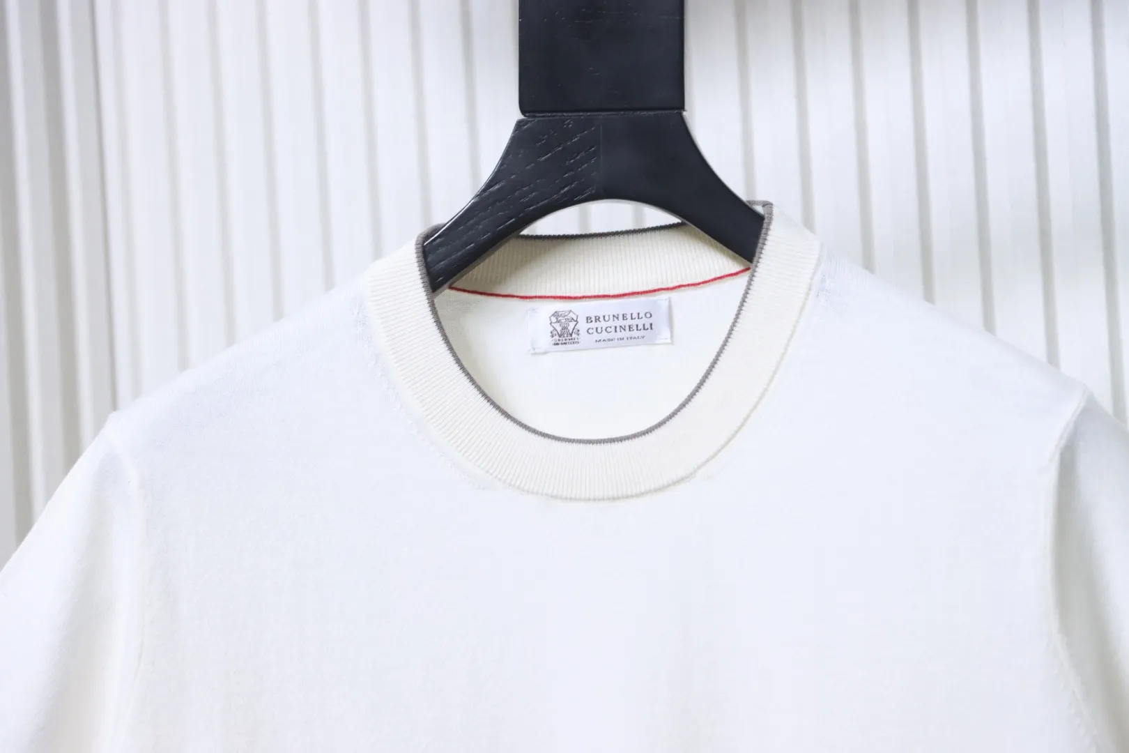 Neckline