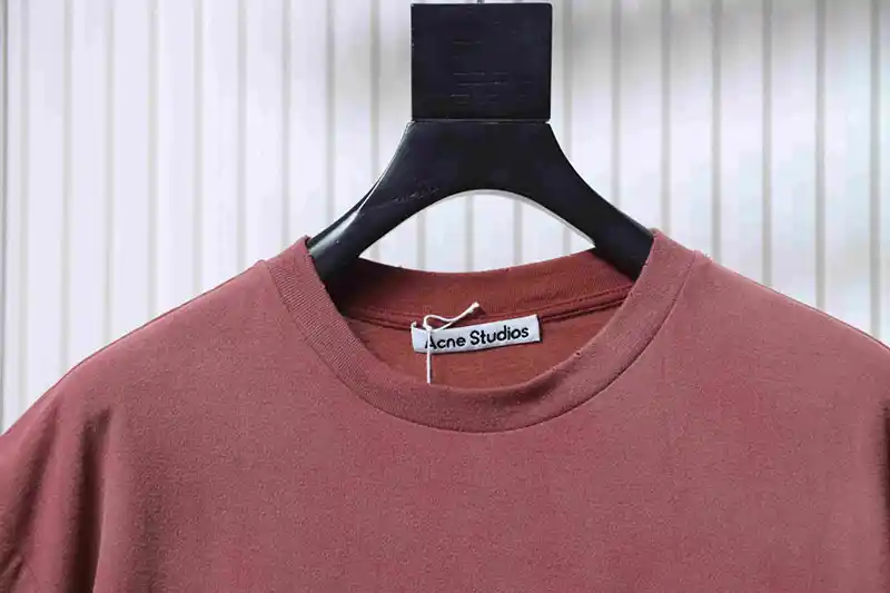 Neckline