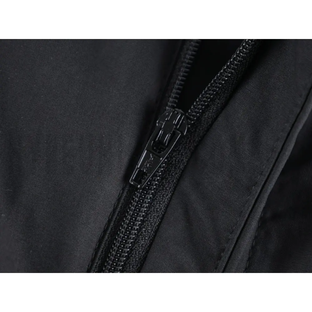 Zipper closure at the waistband of the shorts