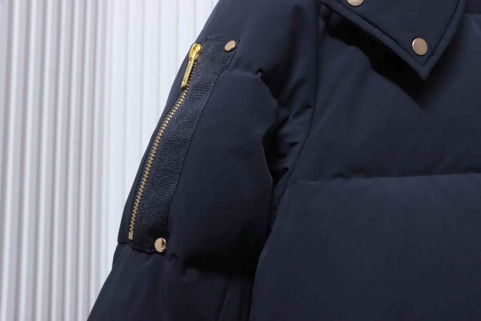 Shoulder Zipper Detail