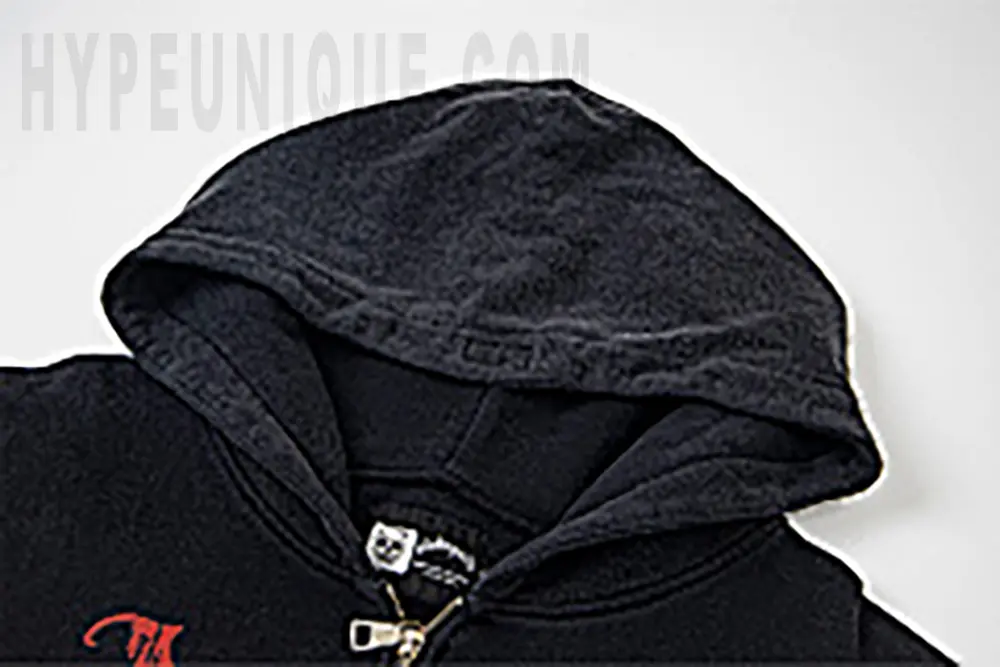 Close-up of the collar detail