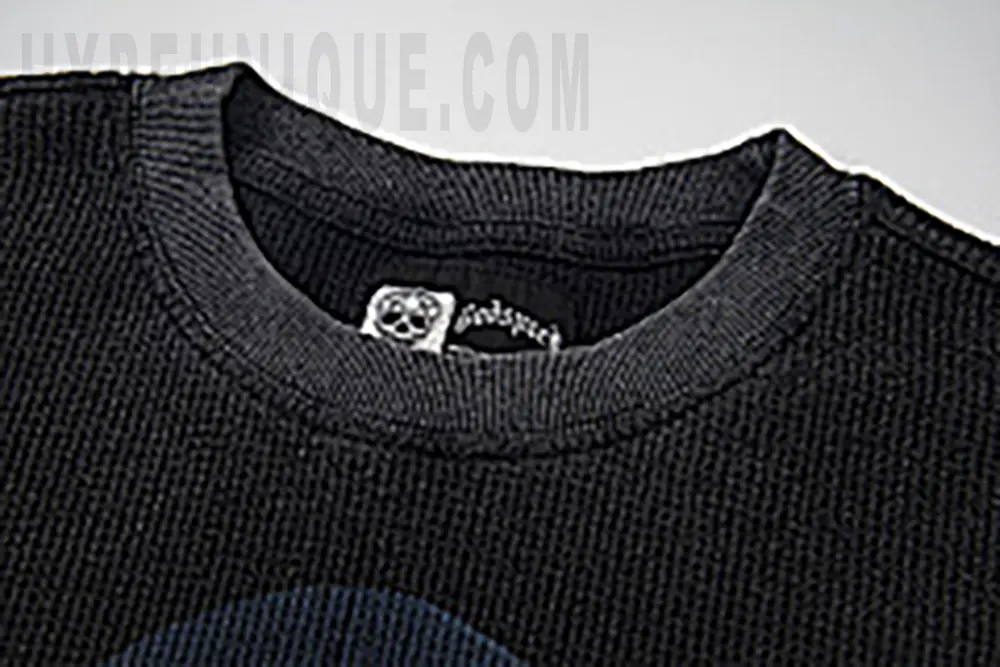 Close-up of the collar detail