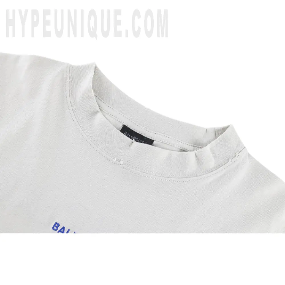 Close-up of the collar detail