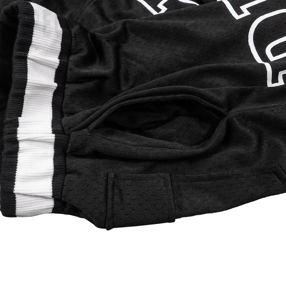 Elastic waistband detail image of the pants