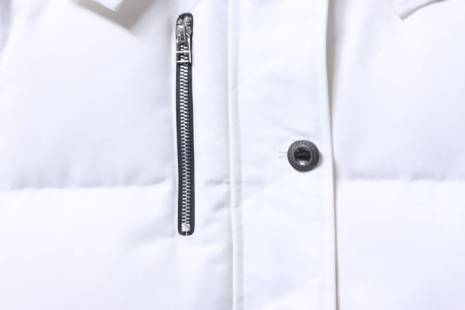 Pocket with Zipper Detail