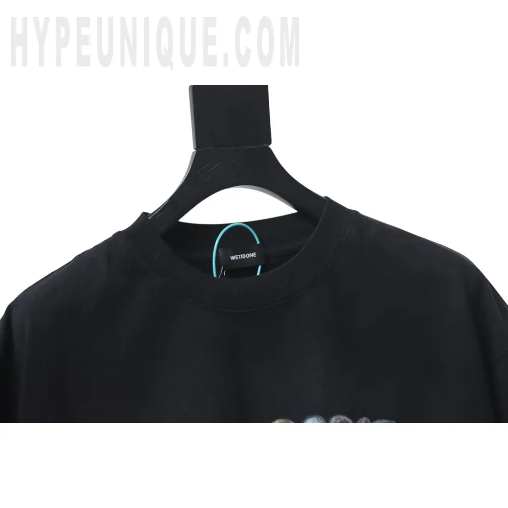 Close-up of the collar detail