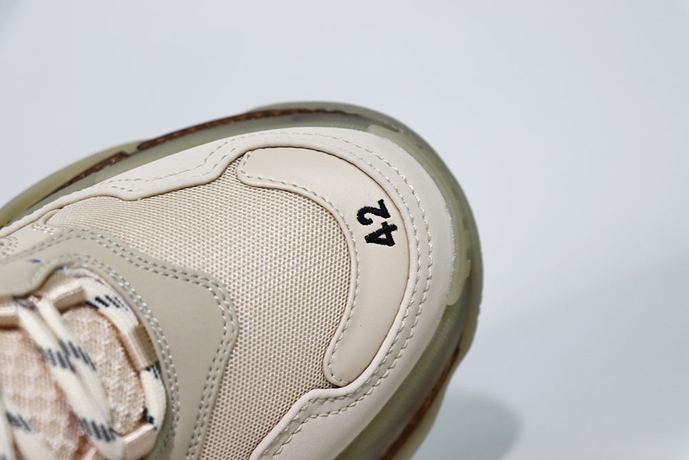 TRIPLE S SNEKAER “Milky white”