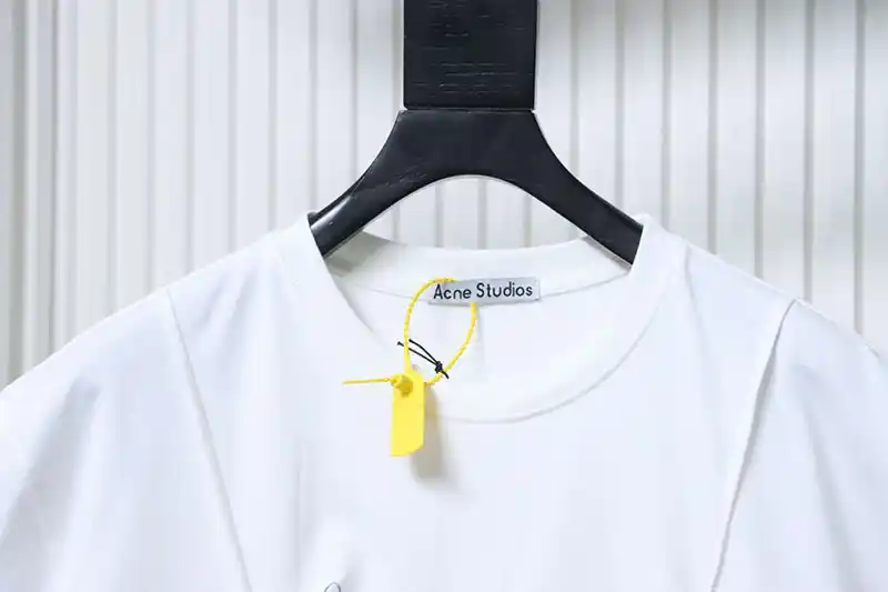 Neckline