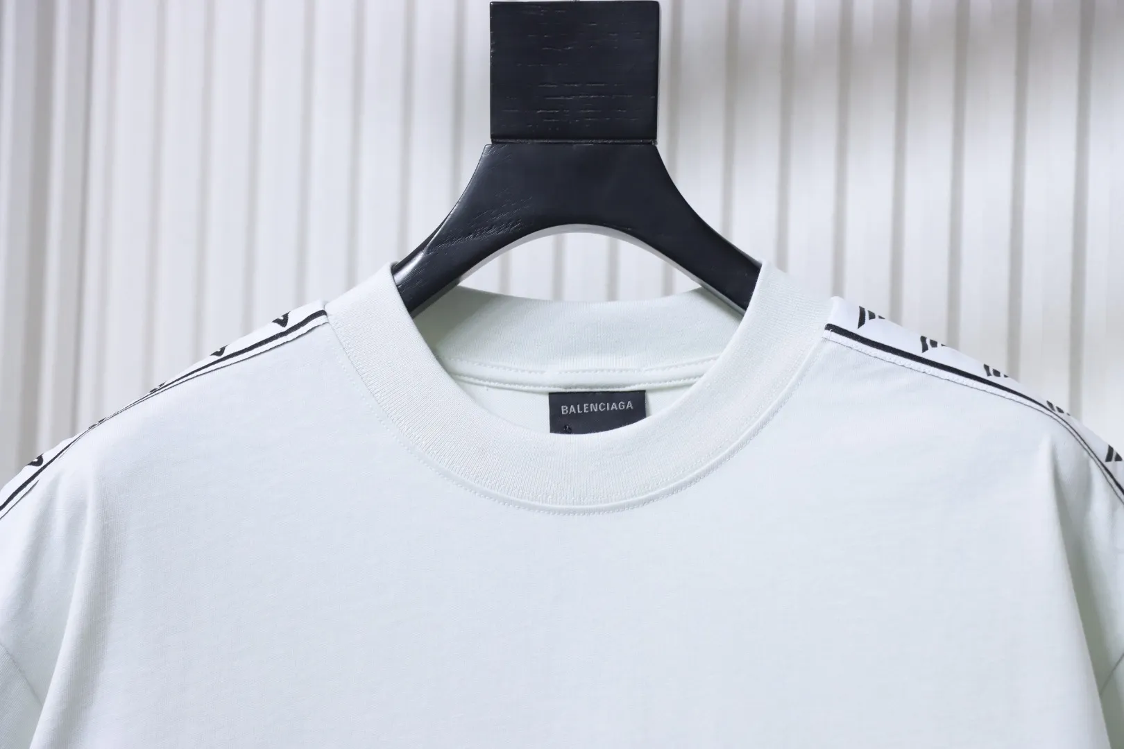 Neckline