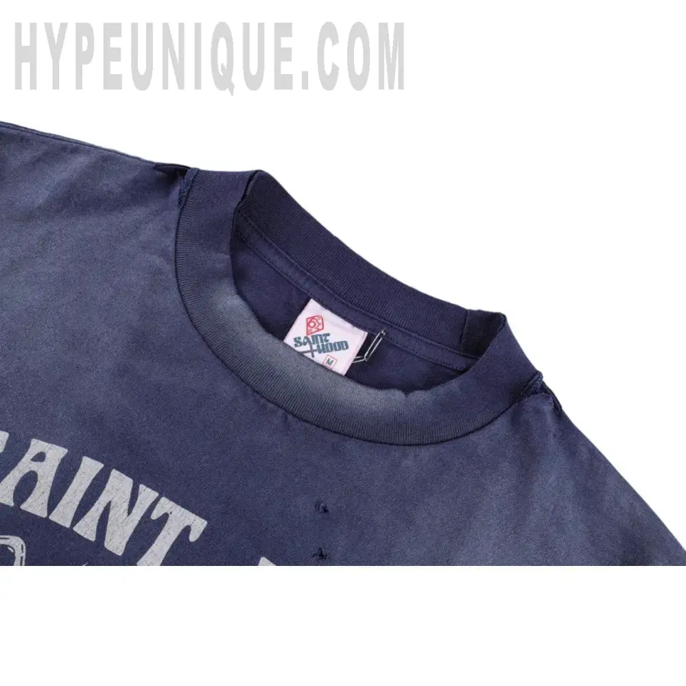 Close-up of the collar detail