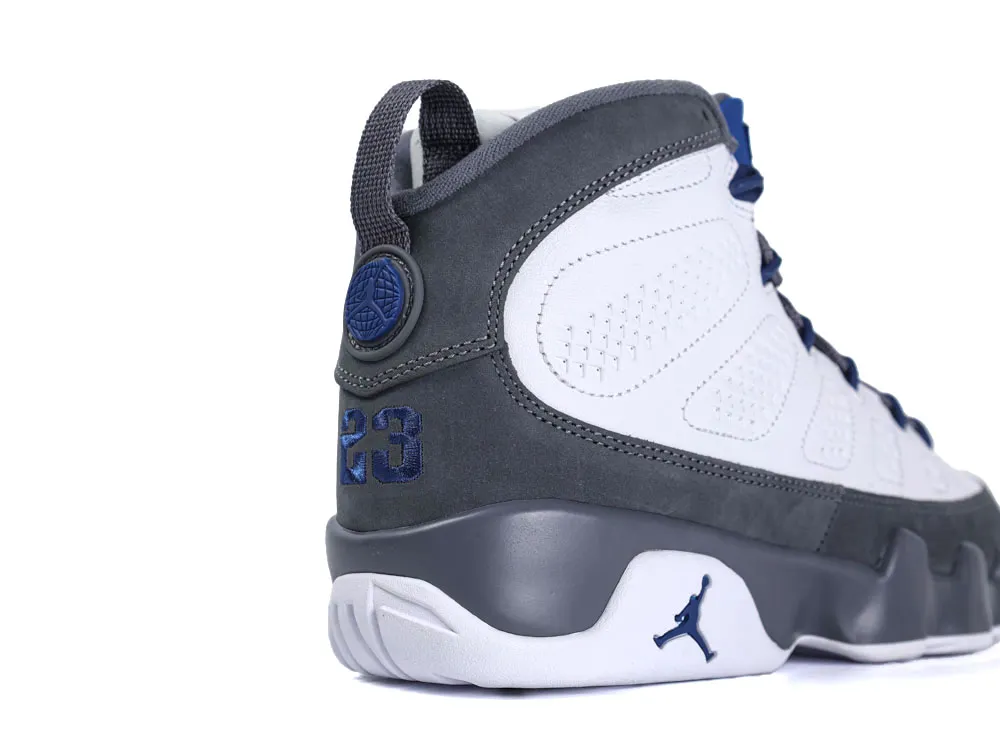 Gray and white sneaker with suede and leather material, featuring blue details.