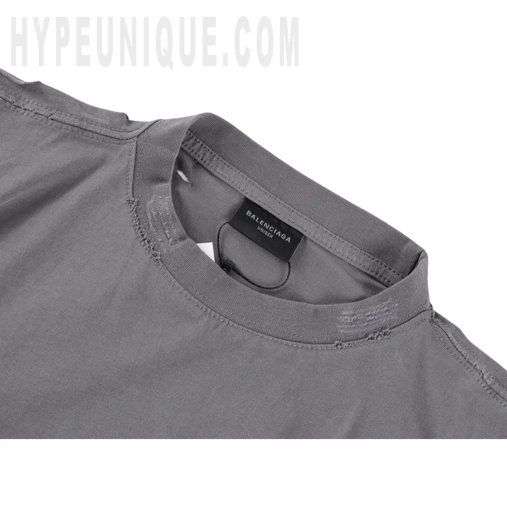 Close-up of the collar detail