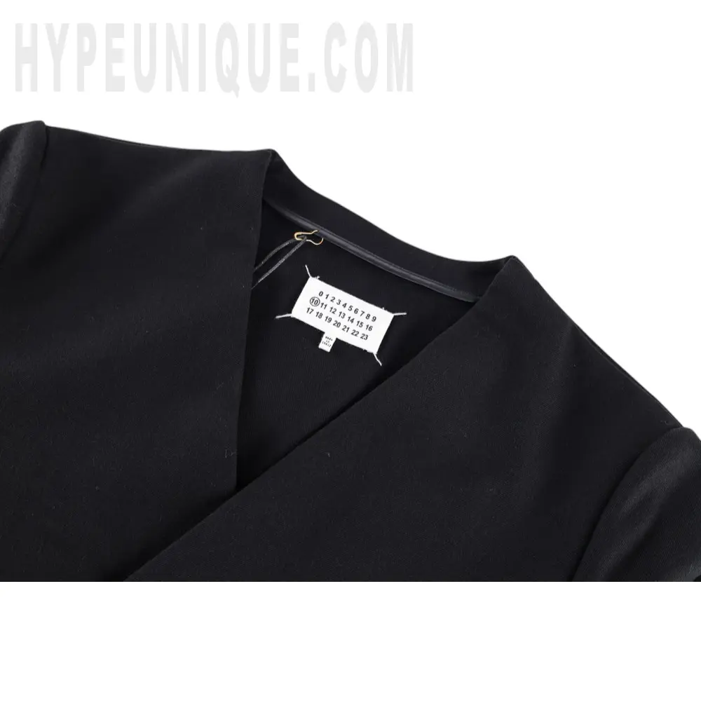 Close-up of the collar detail