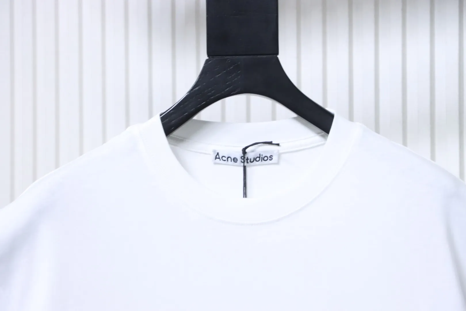 Neckline