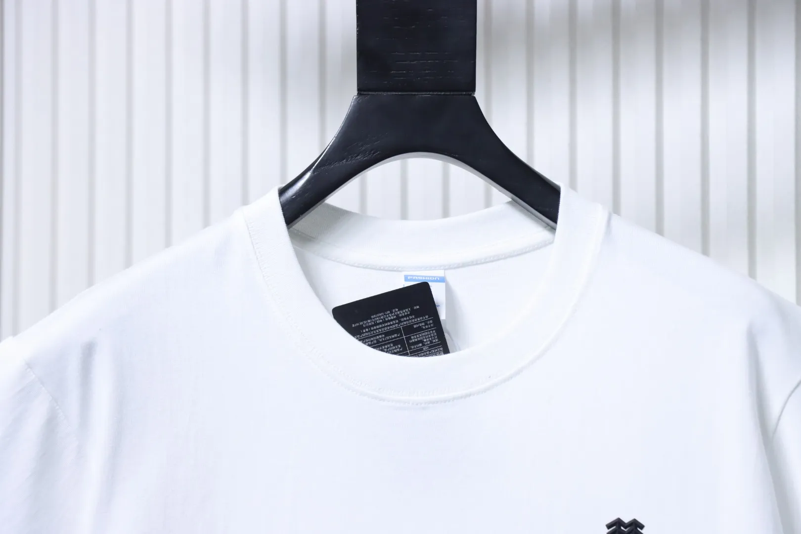 Neckline