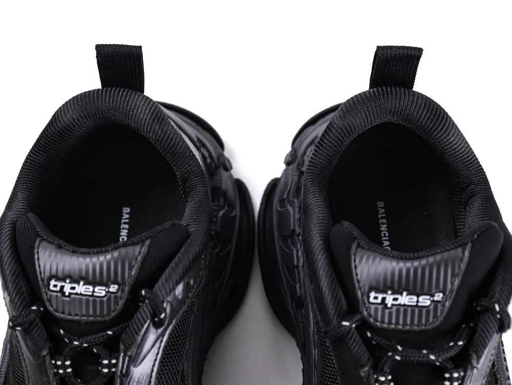 Black sneakers with mesh and leather details, featuring sturdy pull tabs.