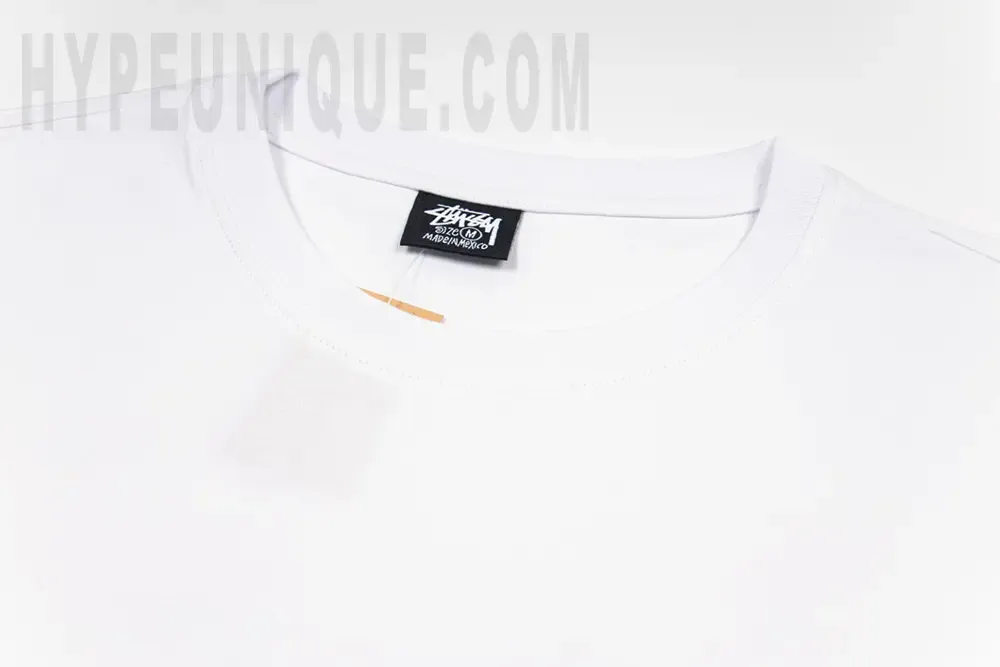 Close-up of the collar detail