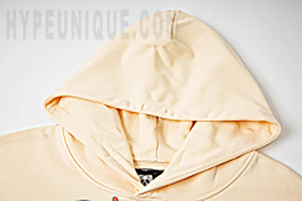 Close-up of the collar detail
