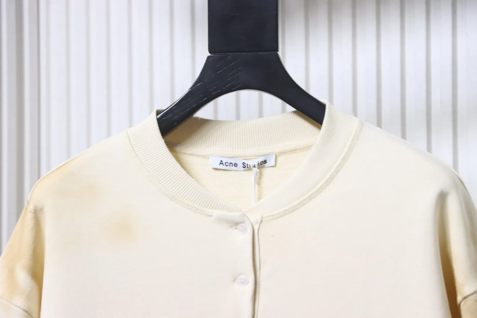 Neckline