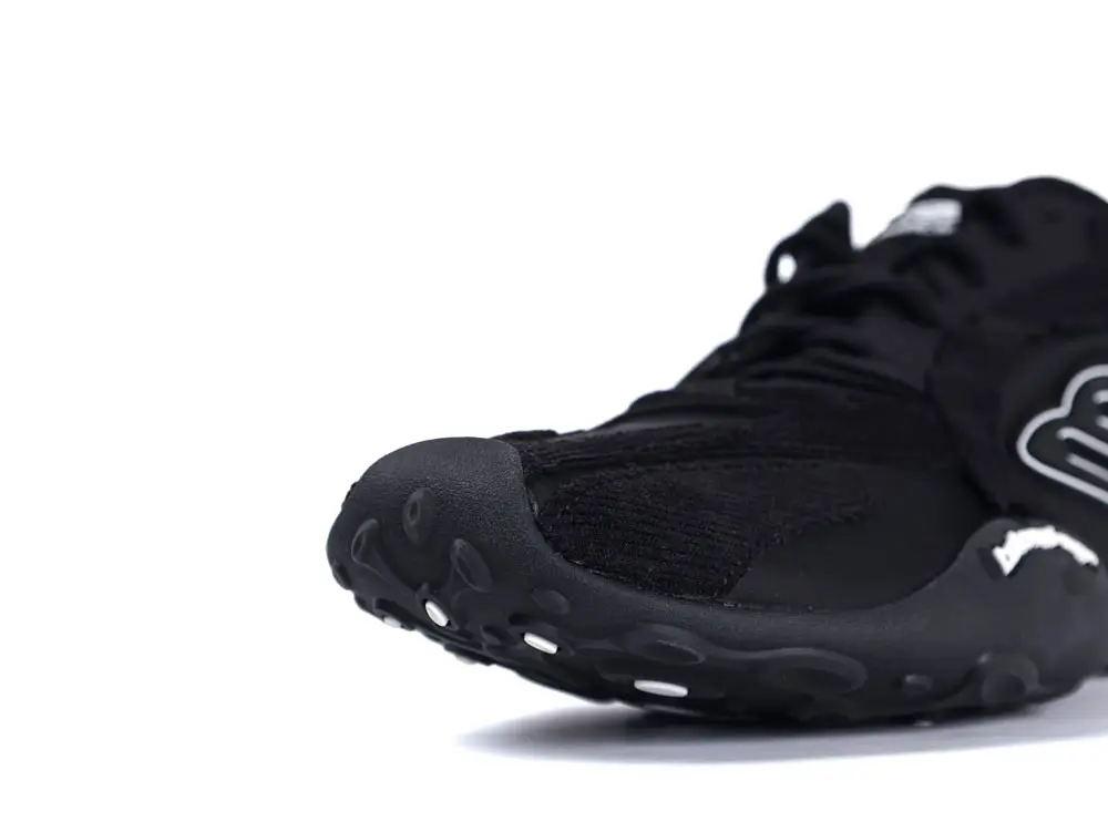 Black shoe toe made of nylon material