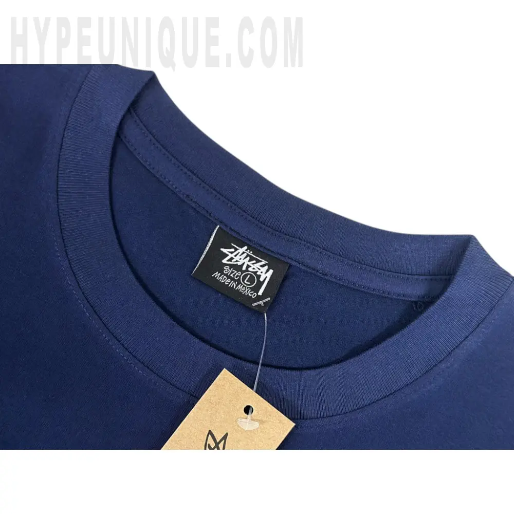 Close-up of the collar detail