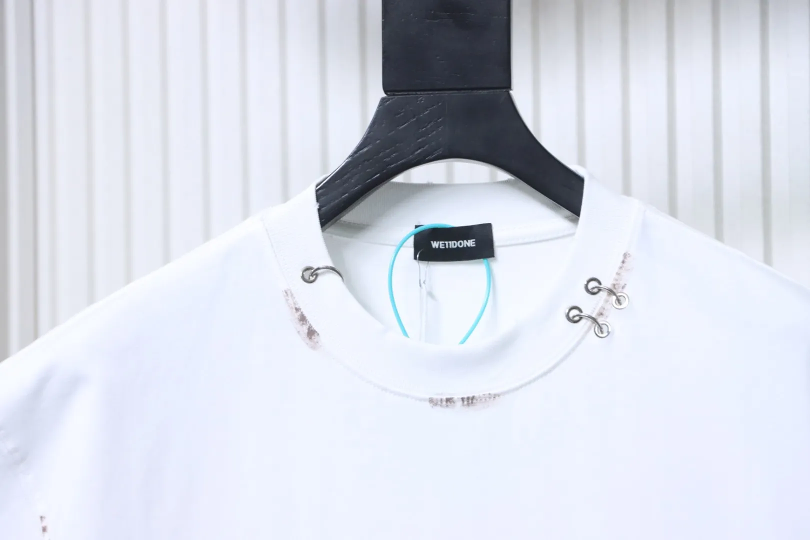 Neckline