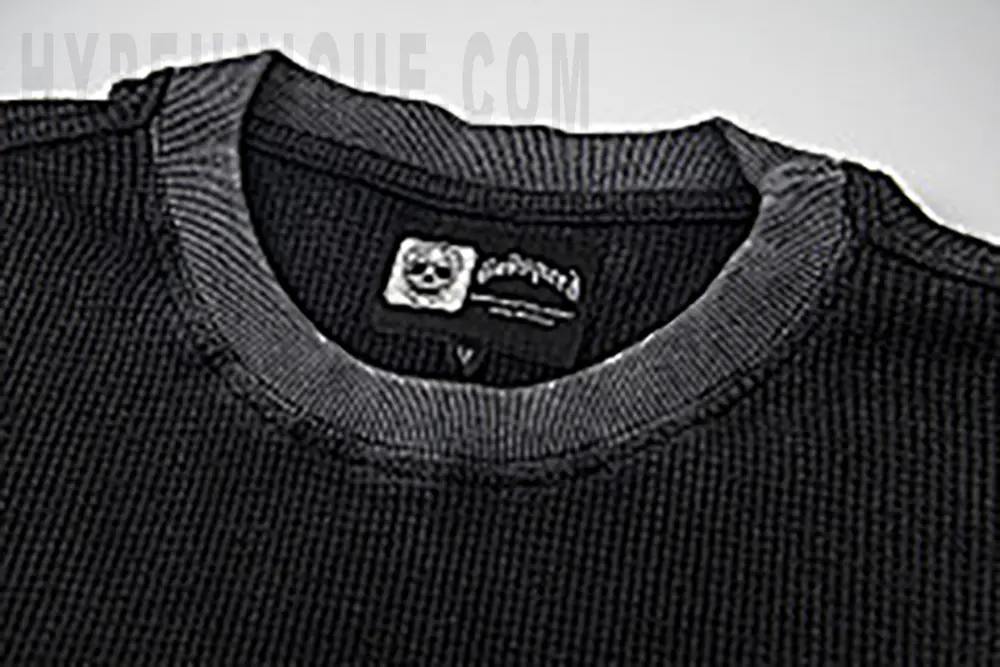 Close-up of the collar detail