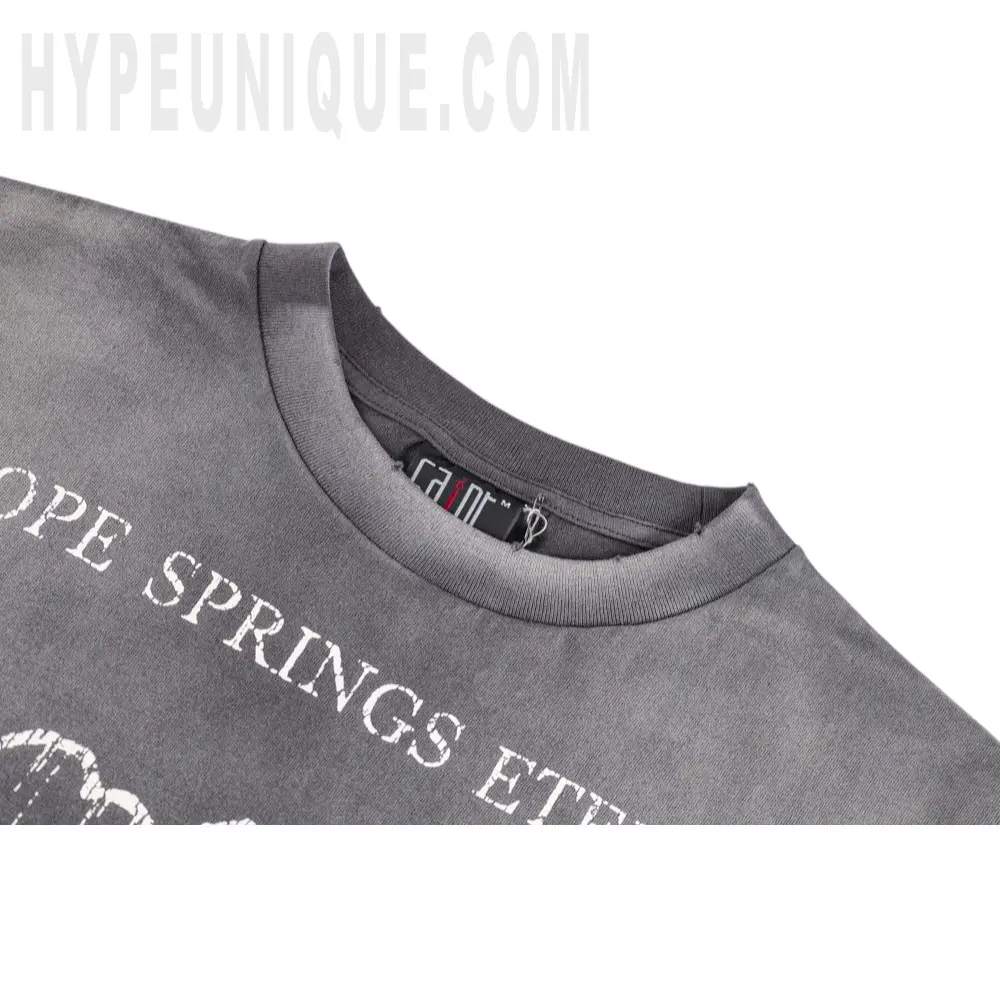 Close-up of the collar detail