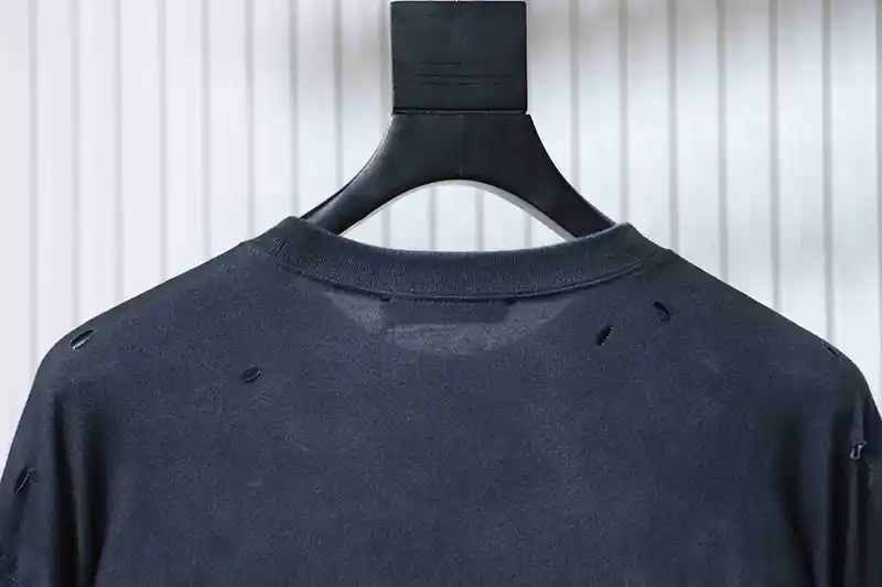 Neckline