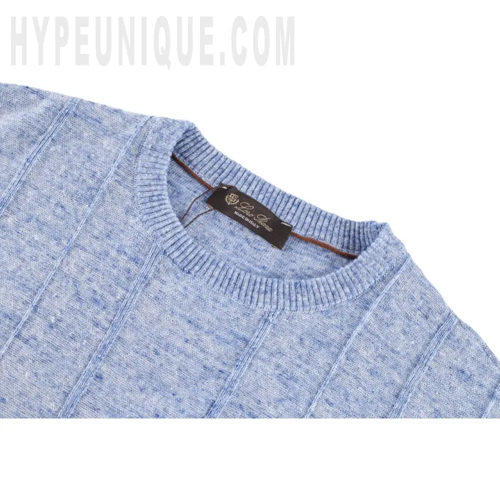 Close-up of the collar detail