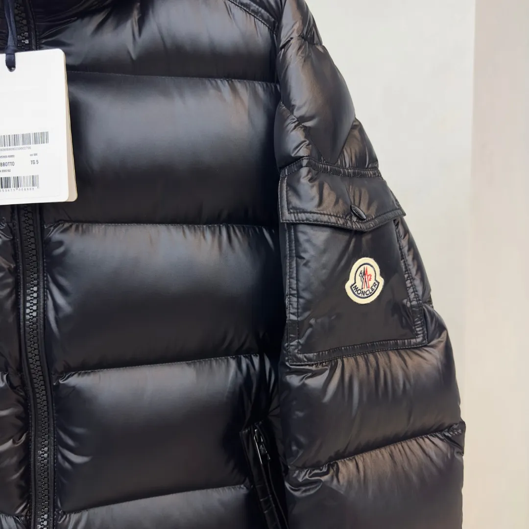 Shoulder Logo Details