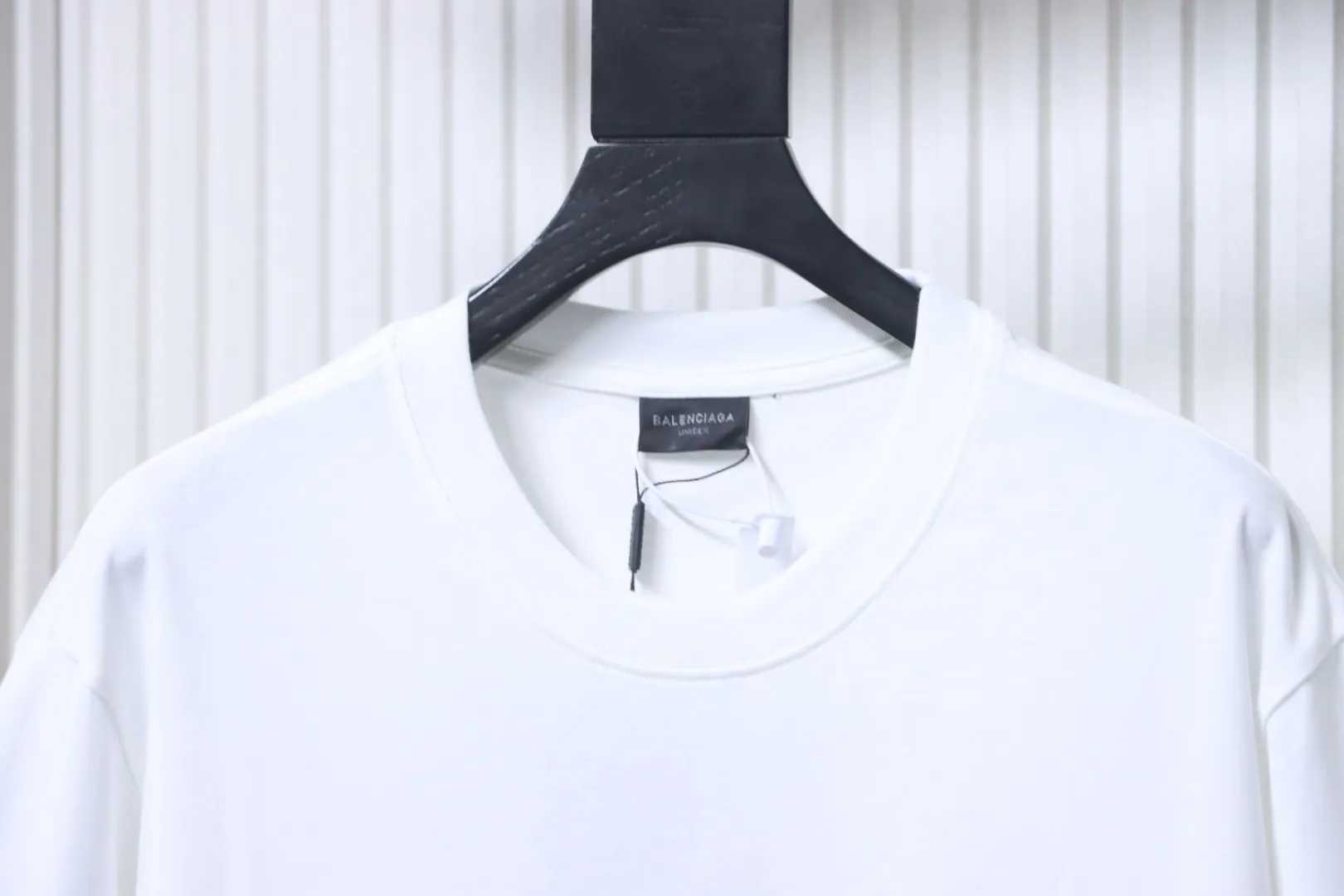 Neckline