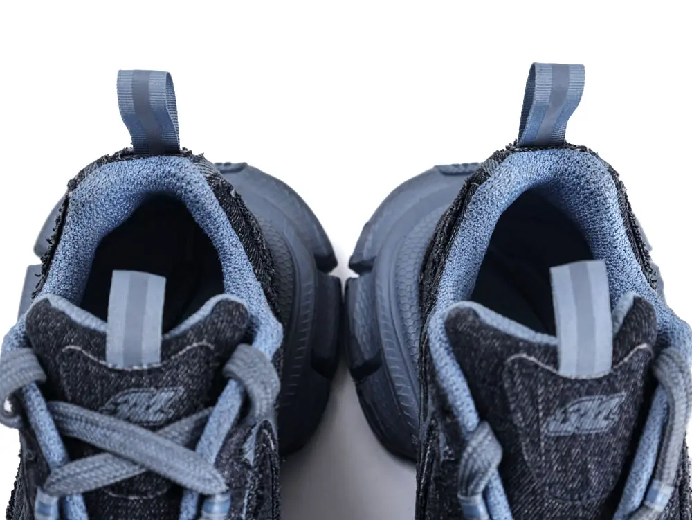 the blue shoe mouth