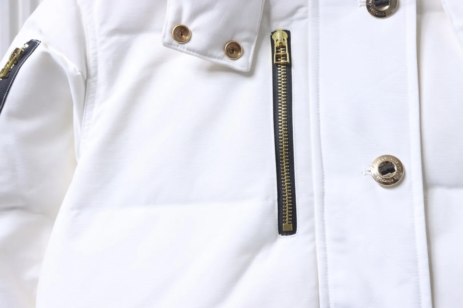 Pocket with Zipper Detail