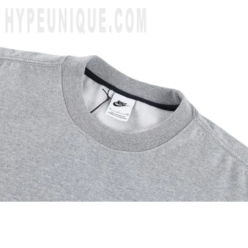 Close-up of the collar detail