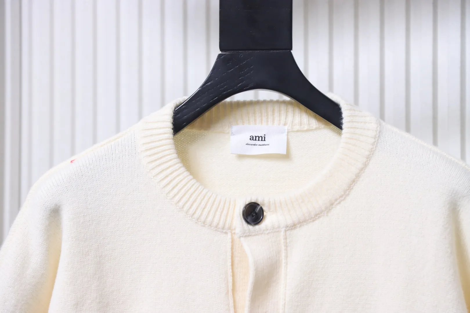 Neckline