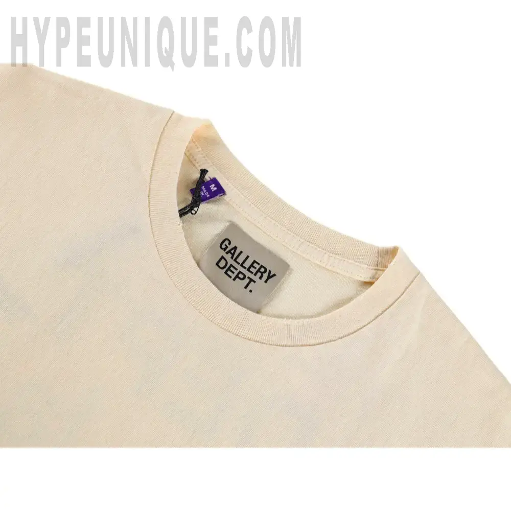 Close-up of the collar detail