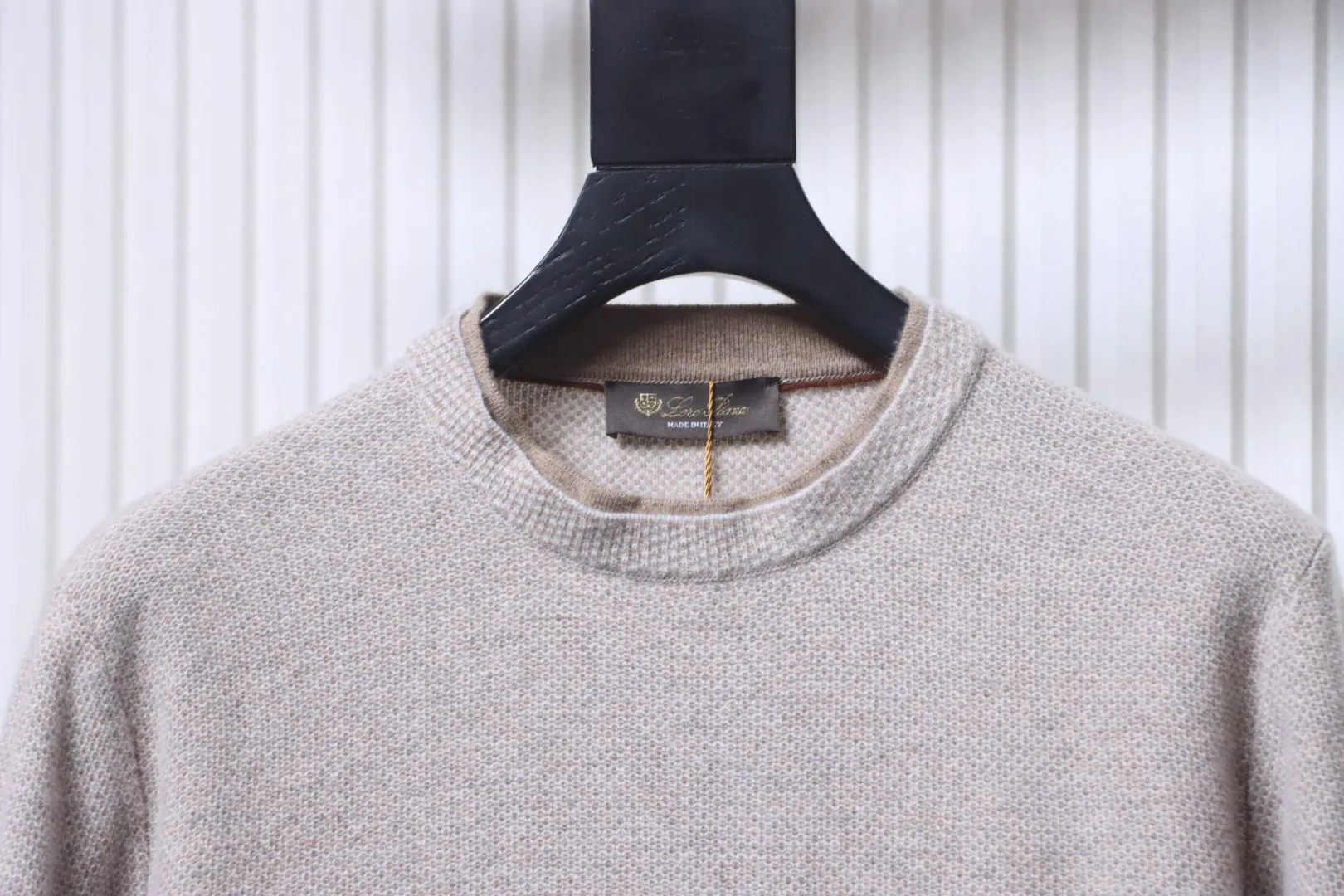 Neckline