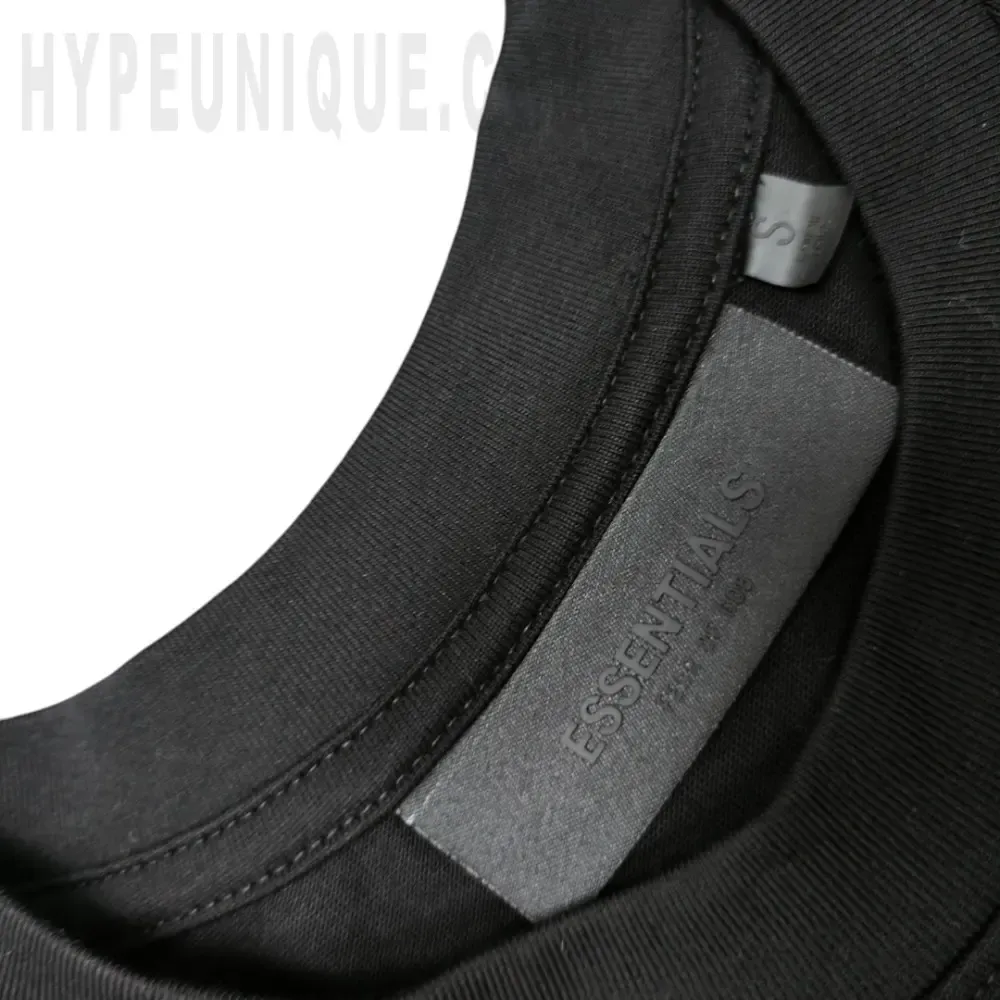 Close-up of the collar detail