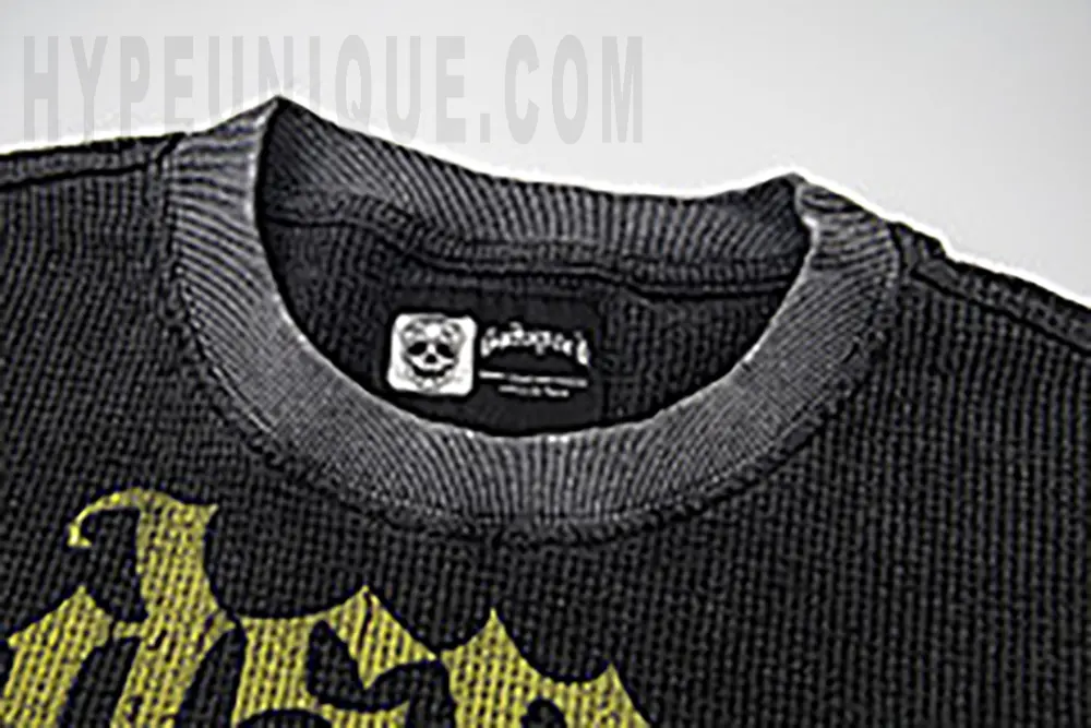 Close-up of the collar detail